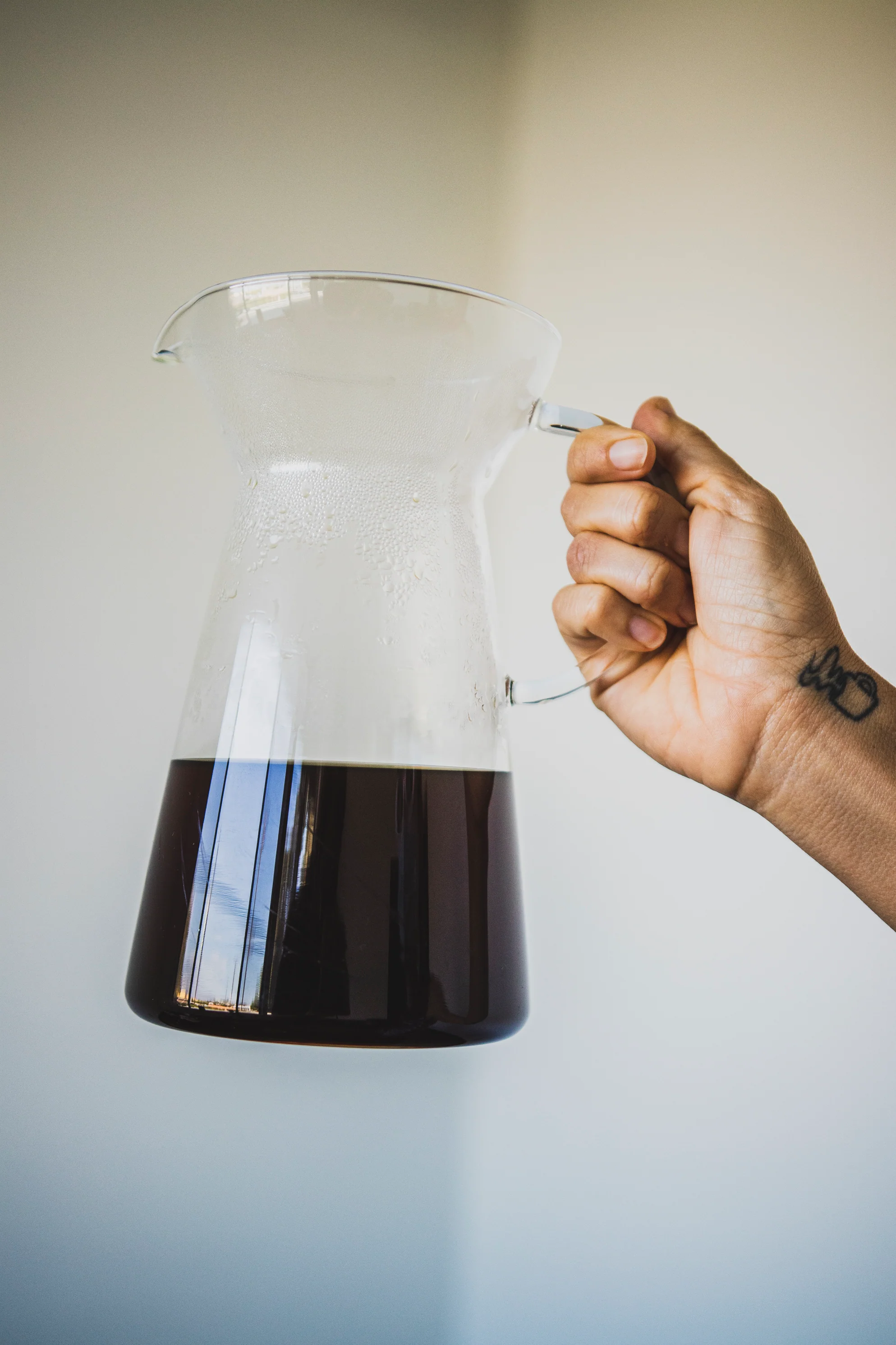 V60 Hot and Iced Glass Coffee Maker - Image 5